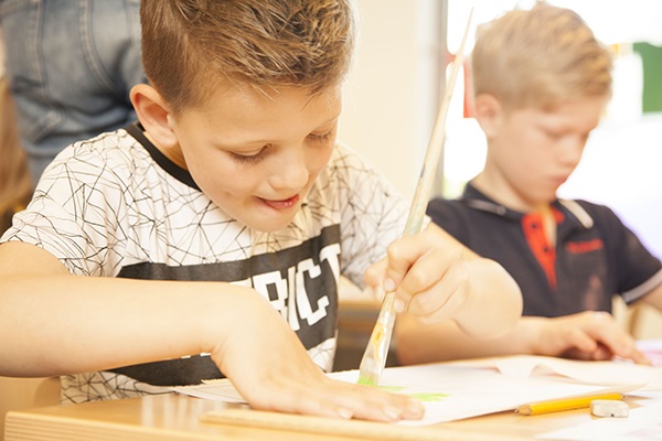 <b>Nach Ihrer Anmeldung senden wir Ihnen kostenloses Zeichenpapier zu.</b> Alle Kinder machen eine Zeichnung. Wir drucken für jedes Kind kostenlos einen ‘Persönlichen Aktionsfolder’. Darin steht das Ziel Ihrer Aktion, eine Erklärung für die Eltern und natürlich die Zeichnung des Kindes in großem Format.

